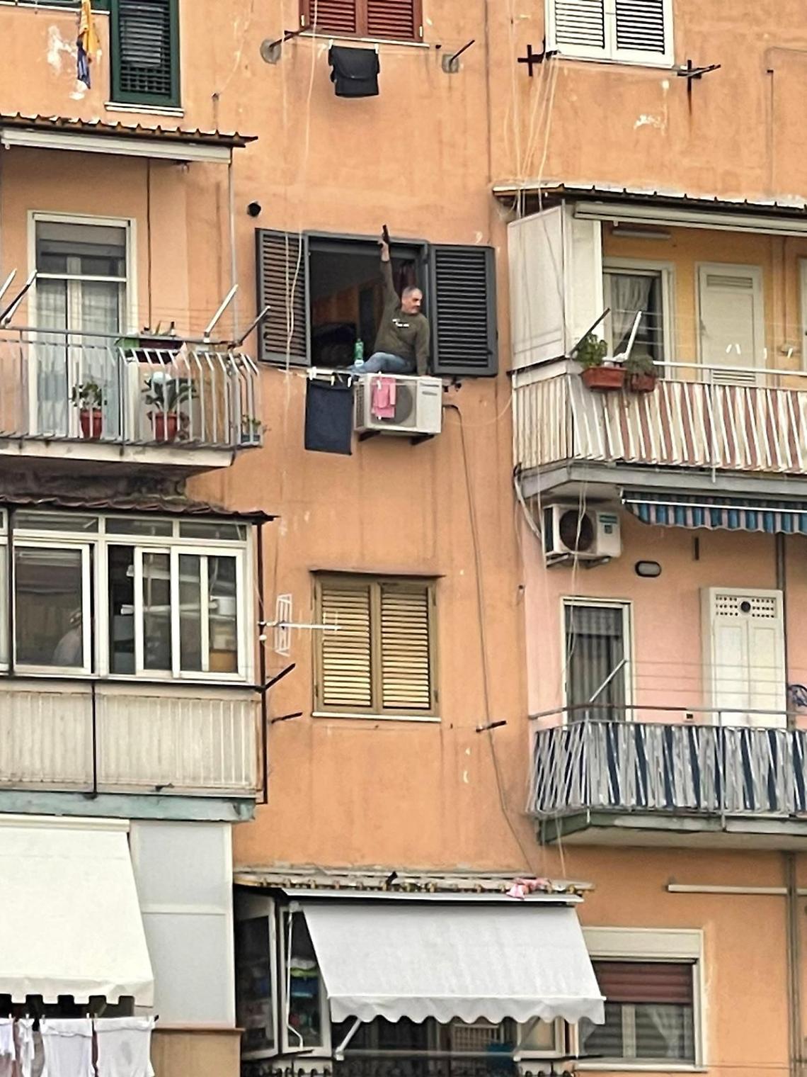 Barricato in casa a San Giovanni a Teduccio: ha ammazzato la moglie e si è ucciso