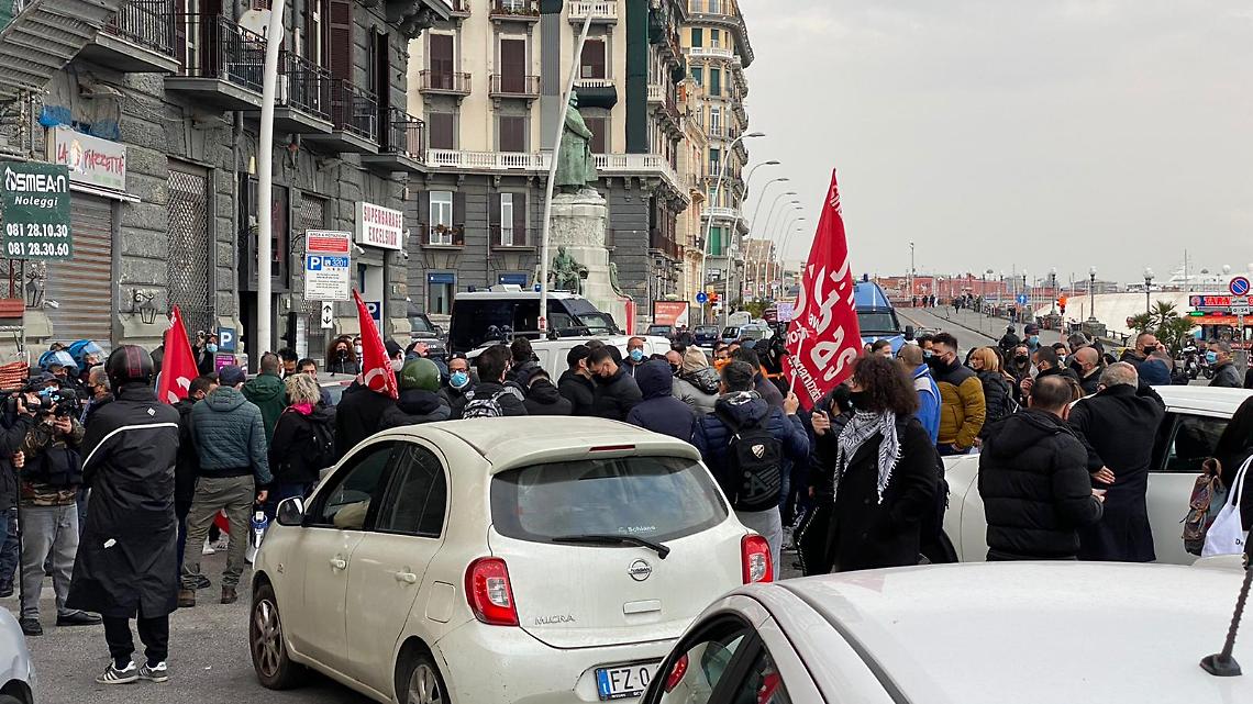 Protesta dei disoccupati a Napoli, blocco stradale sul Lungomare