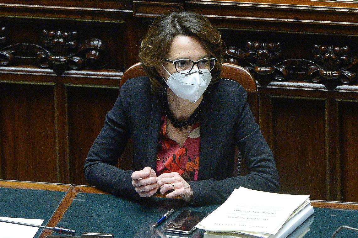 Donne, Bonetti: cambio di passo radicale contro disuguaglianze