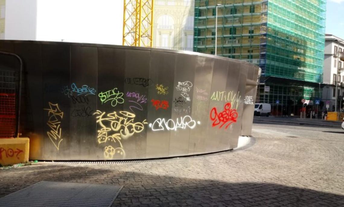 Duomo, stazione non ancora completata ma già vandalizzata