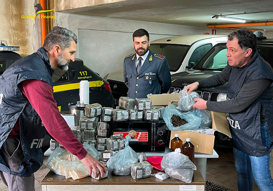 Scoperta raffineria di droga, sequestro e arresti