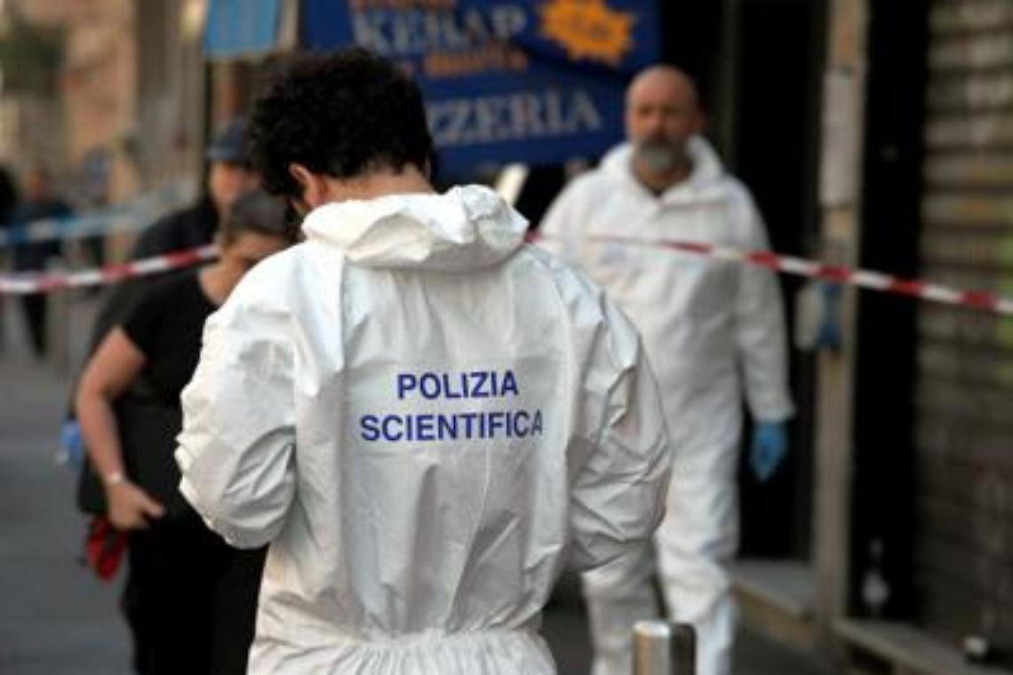 Paura a Milano, armato di coltelli semina il panico in strada