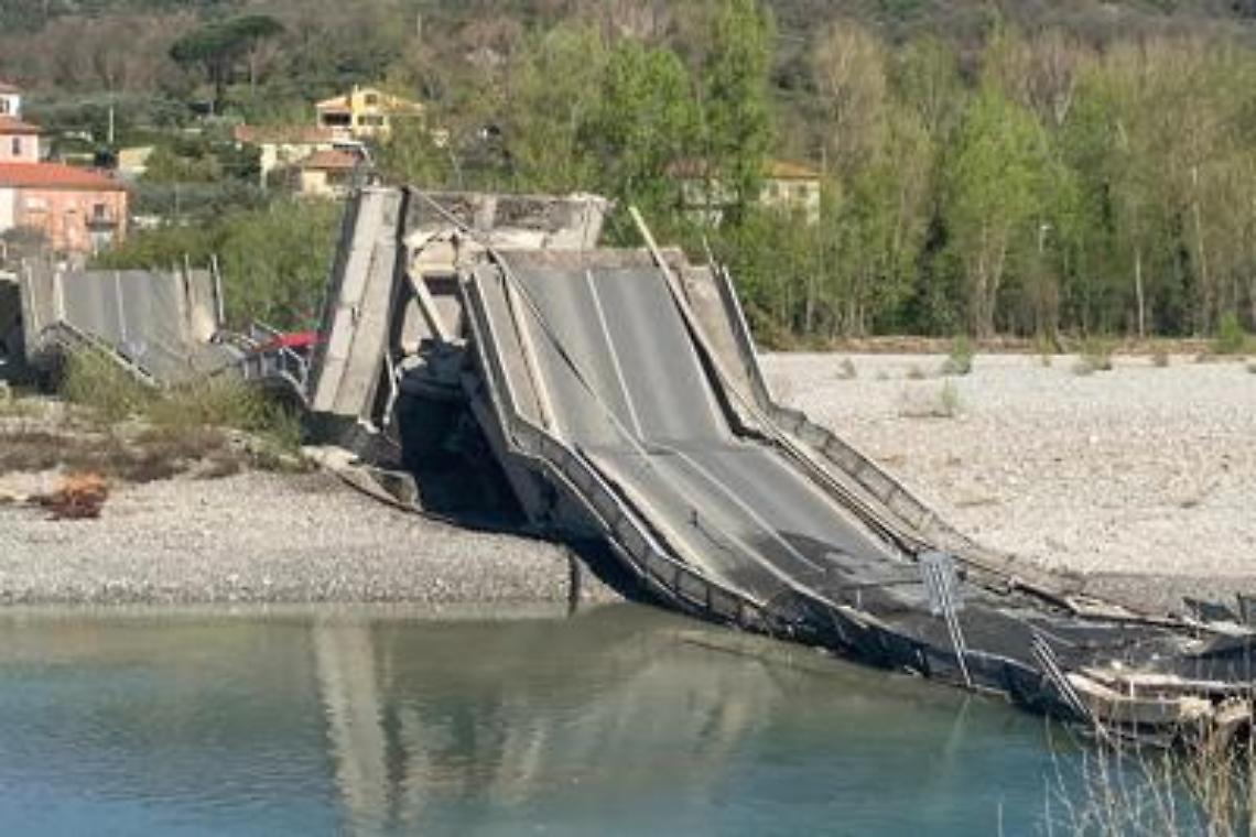 Massa Carrara, due i furgoni coinvolti nel crollo del ponte