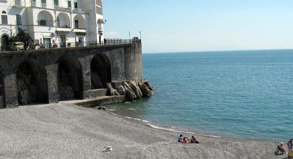 Amalfi, posti di blocco e pattugliamento sulle spiagge contro le gite pasquali