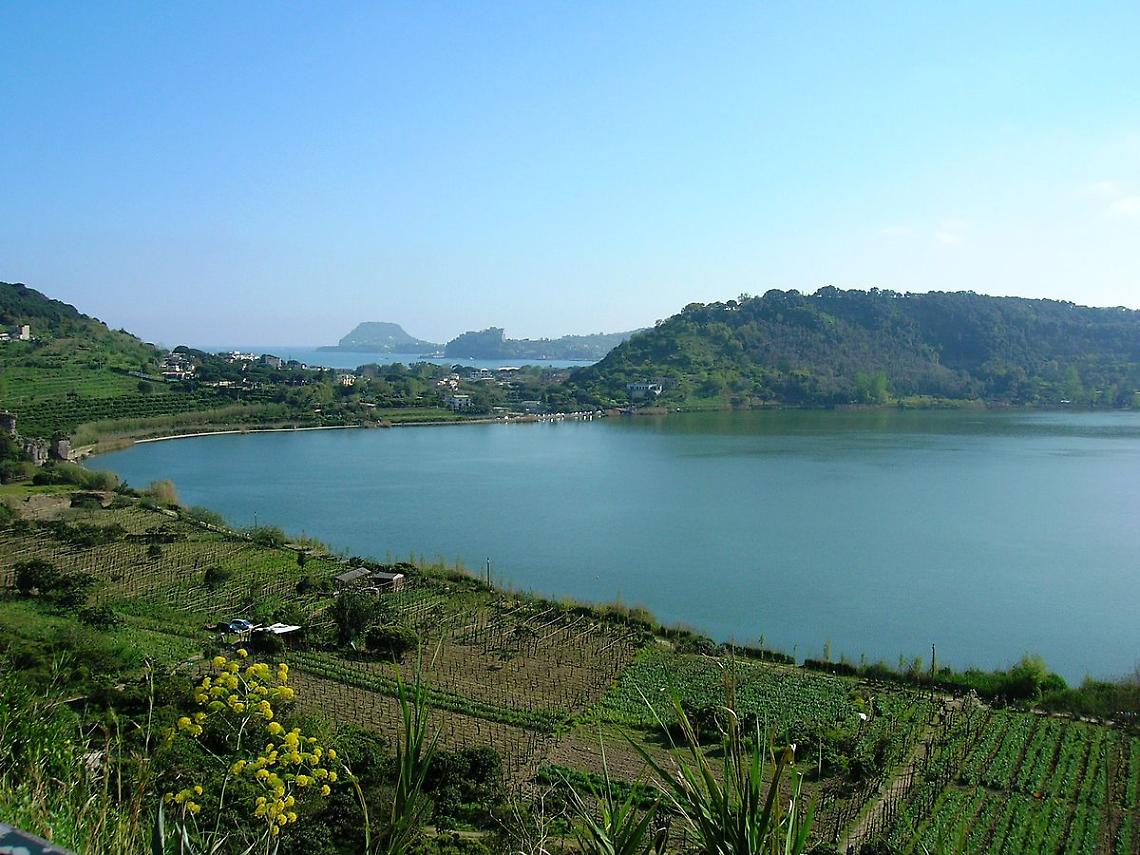 Presi a pescare sul lago d'Averno: 3 denunciati