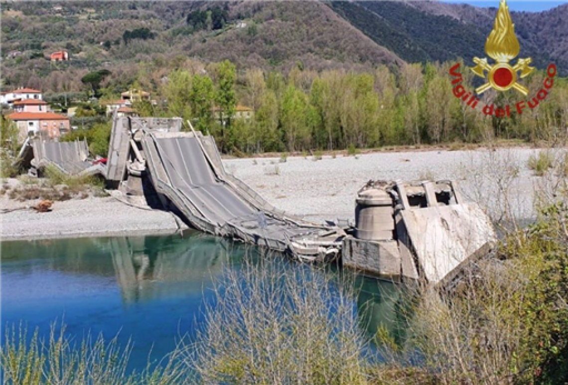 Massa Carrara, crolla un ponte sulla strada: furgone coinvolto