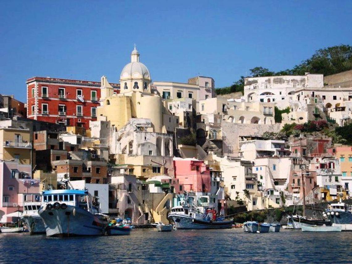 Procida Capitale della Cultura 2022: in prova il primo bus elettrico  
