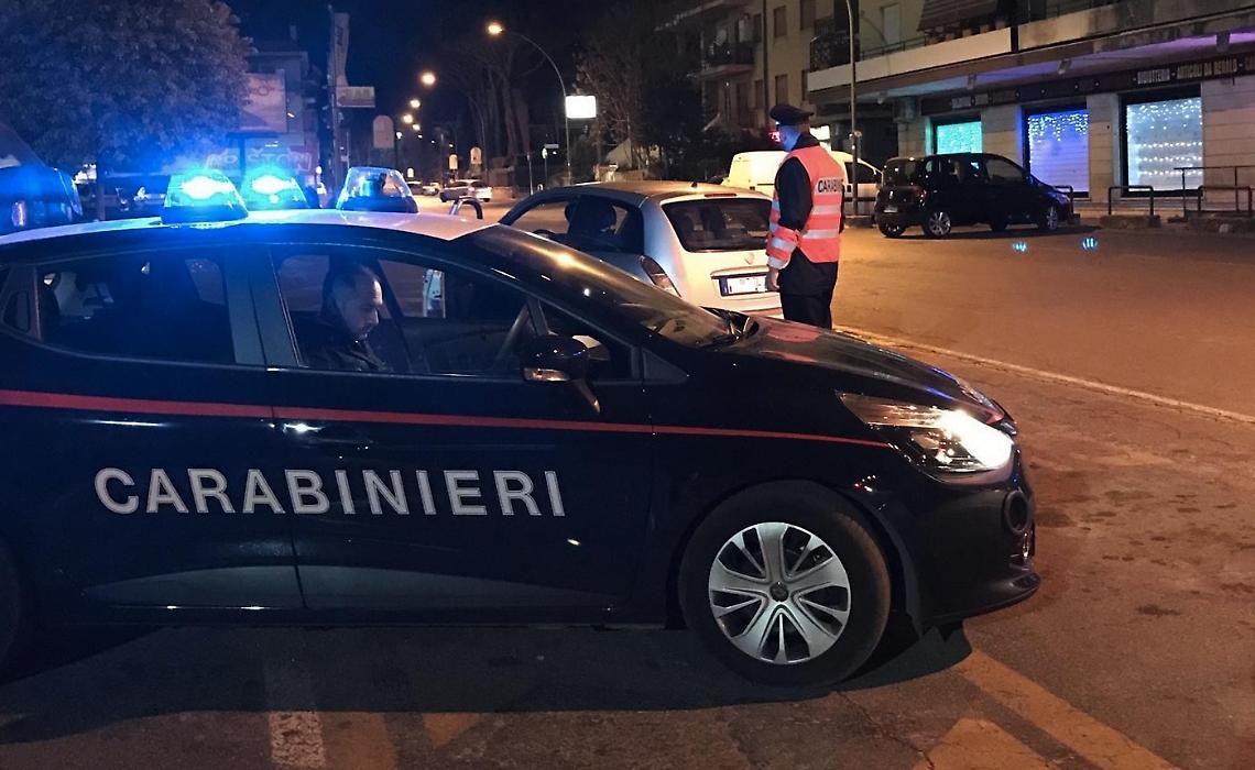Festa in casa, i vicini chiamano i carabinieri: 12 multati