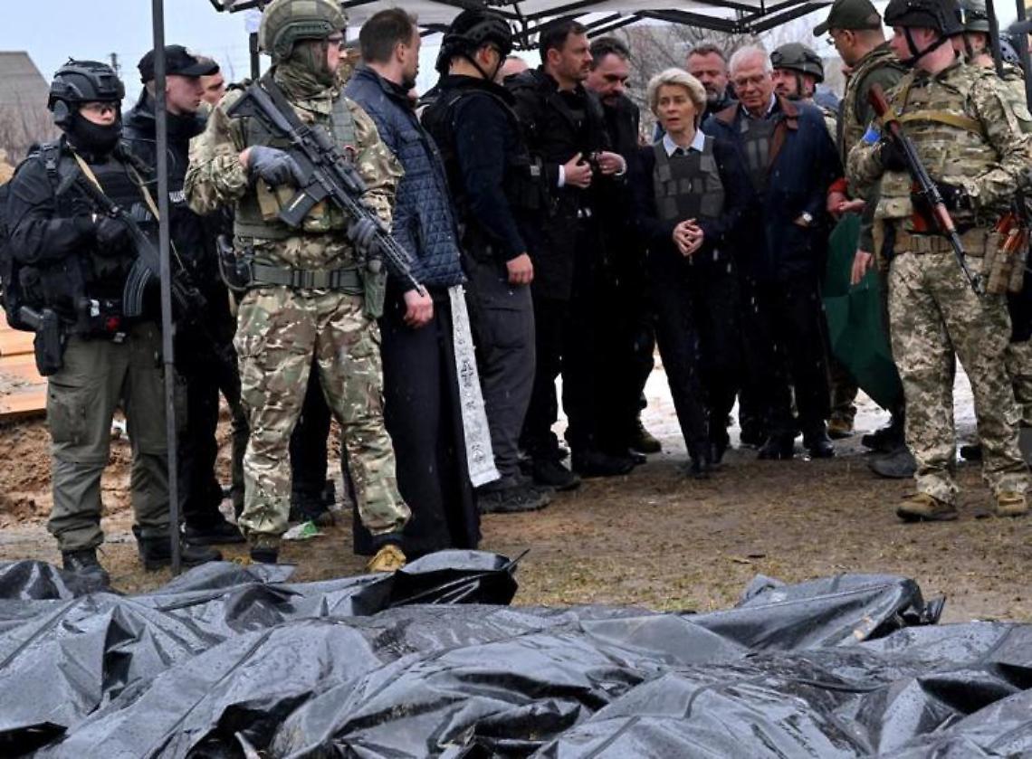 Ucraina-Russia, von der Leyen a Bucha: "Crudeltà esercito di Putin, umanità in frantumi"
