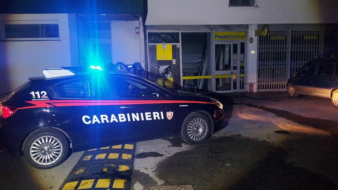 Tentano rapina alle Poste, trasfertisti in manette
