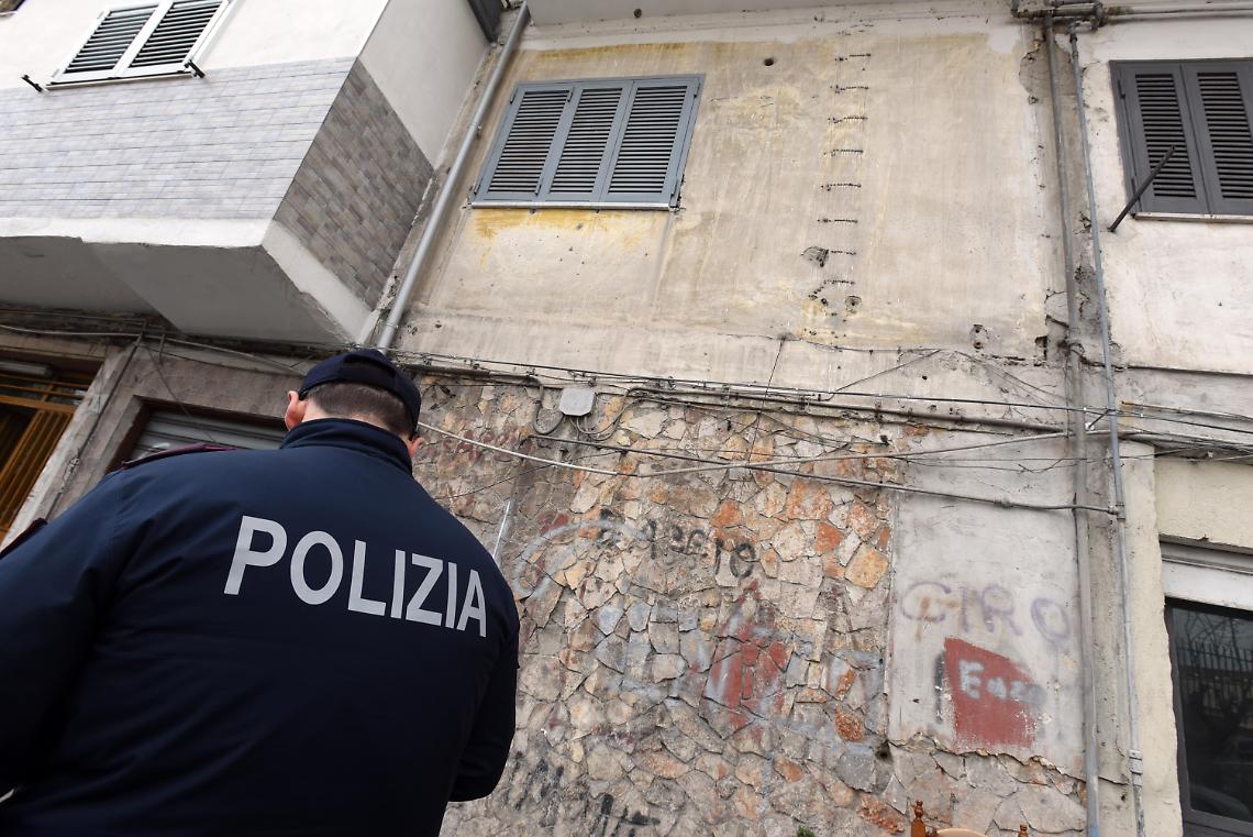 Fugge alla vista degli agenti, inseguito e arrestato