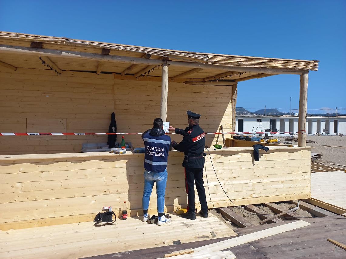 Abusi edilizi nello stabilimento balneare, sei denunciati