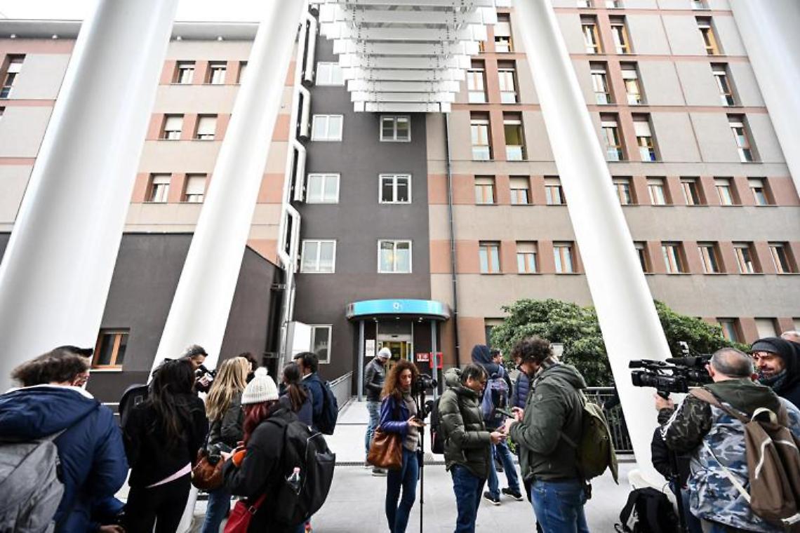 Berlusconi ricoverato, terza notte in terapia intensiva