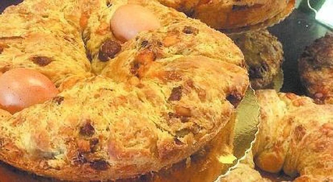 A tavola pastiera e casatiello battono la colomba