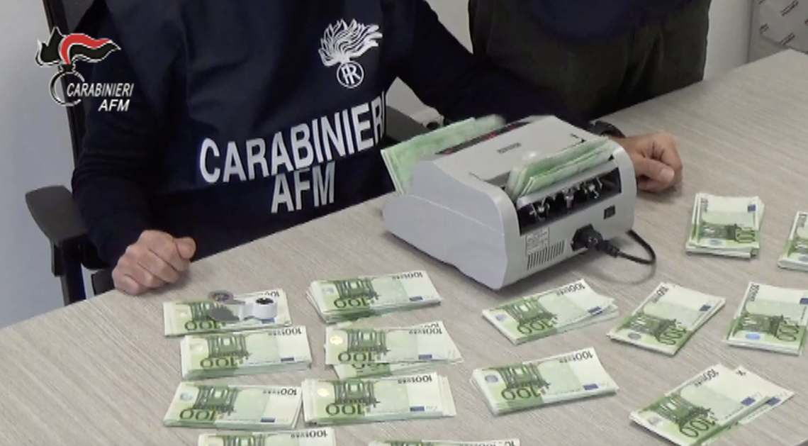 Da un basso di Napoli banconote false in tutta Europa, 63 arresti