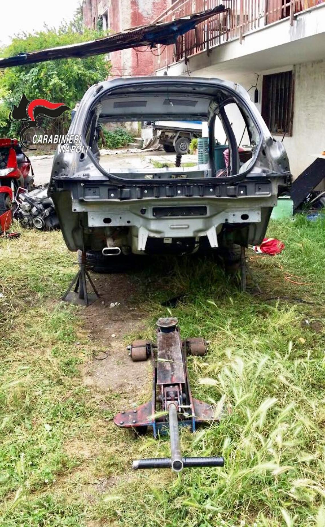 Smontava auto rubate nel cortile di casa, finisce in manette