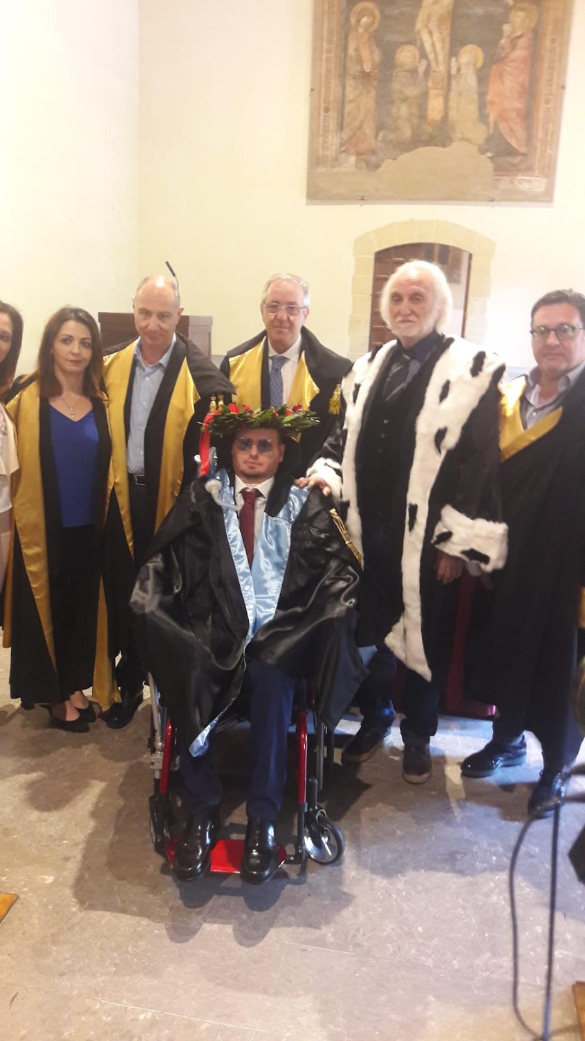 Malato di Sla si laurea con 110 e lode alla Pegaso