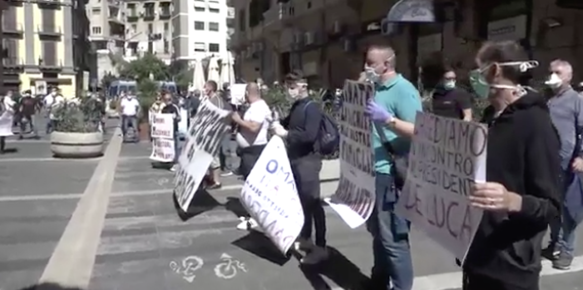 Fase 2 a Napoli, la protesta degli ambulanti in piazza 