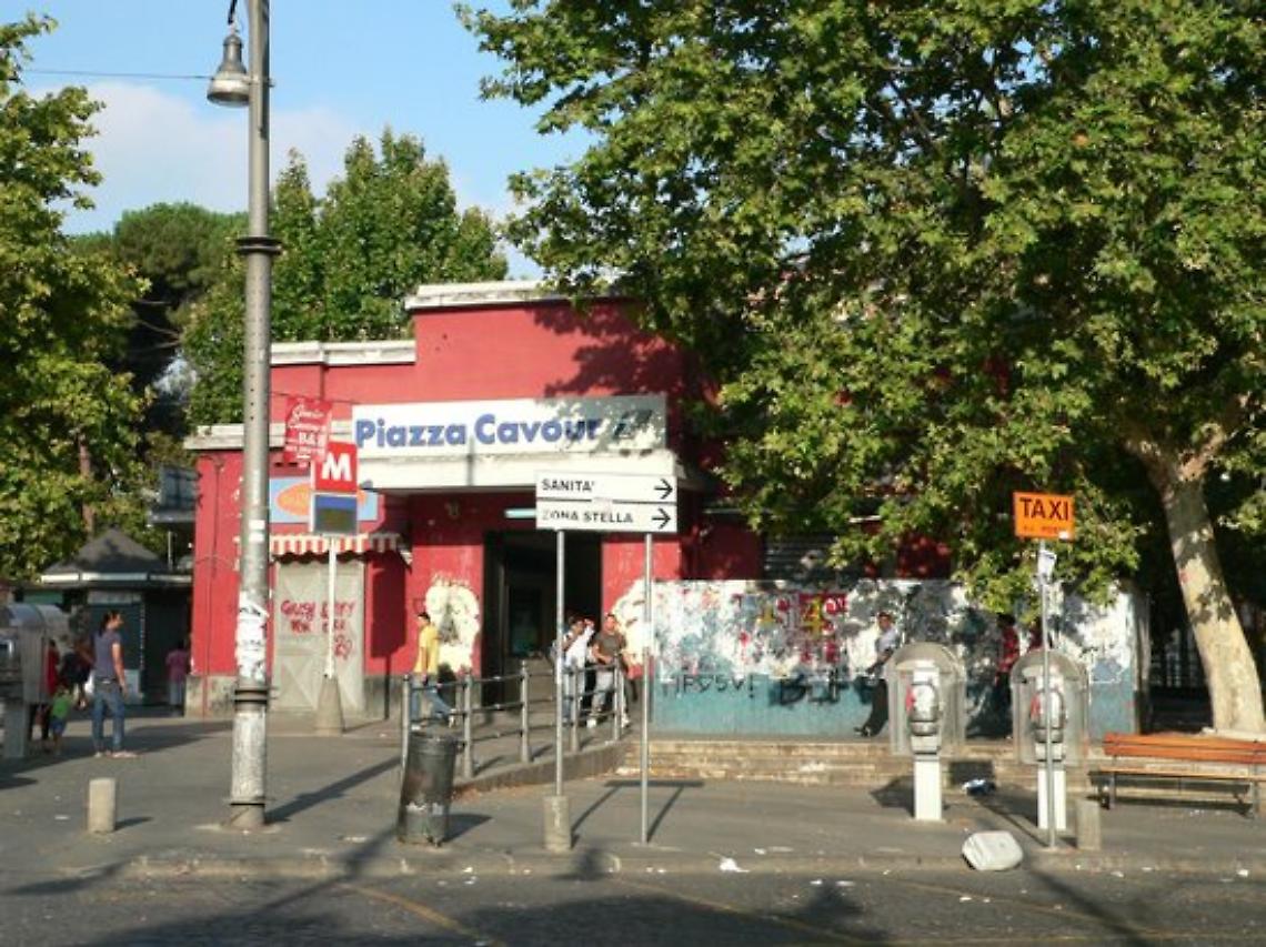 Aggredti e accoltellati a piazza Cavour