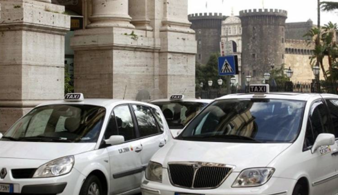 Fase 2 a Napoli, taxi a prezzo fisso con la “tariffa Covid"
