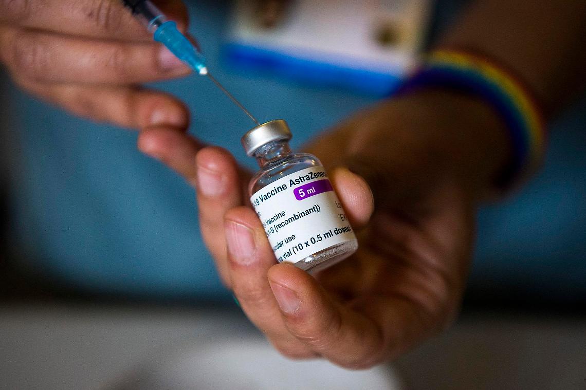 Vaccino, altro effetto collaterale per AstraZeneca