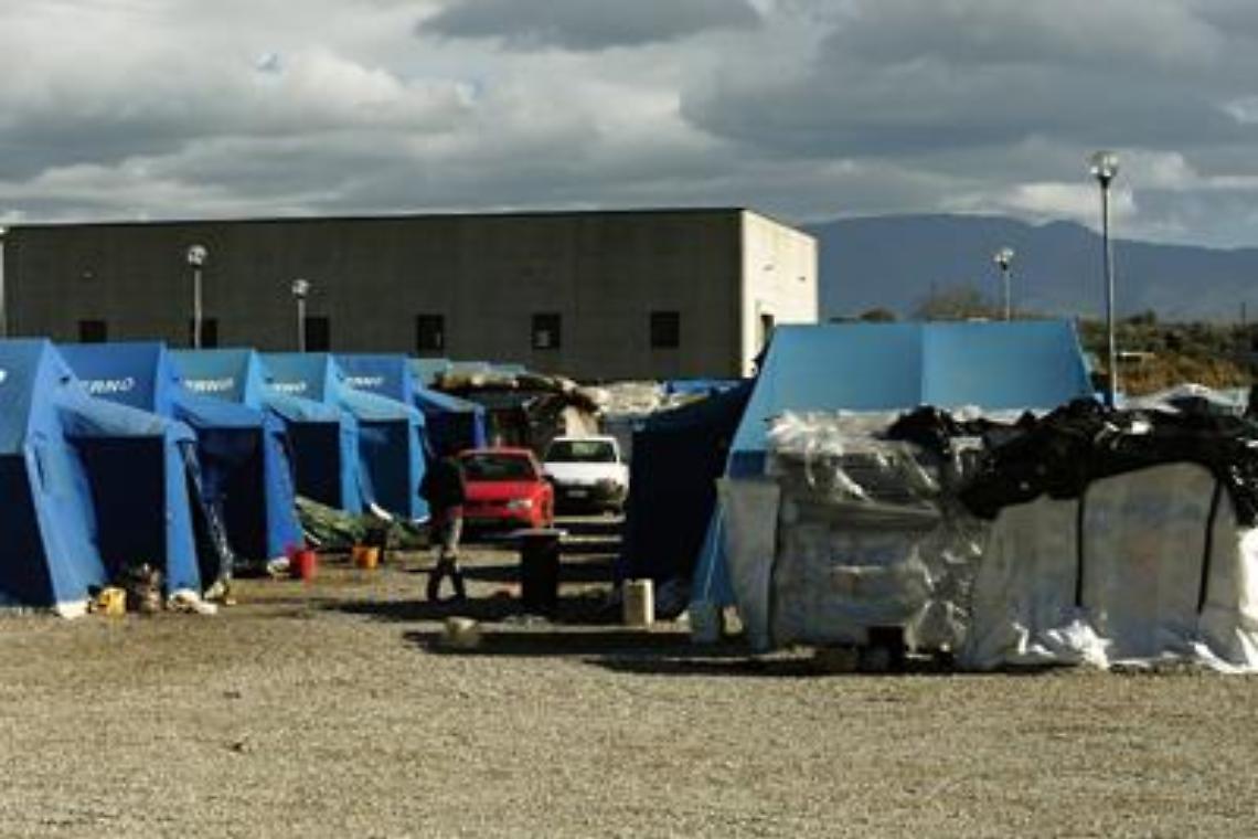 Rosarno, carabiniere accoltellato da migrante gli spara e lo uccide