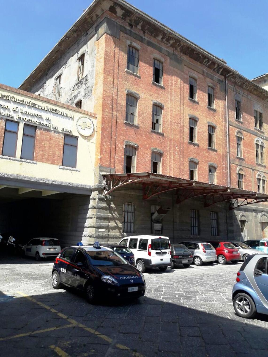 Tentano di entrare nella fabbrica dismessa per emulare ragazzi sui tetti: bloccati dai carabinieri