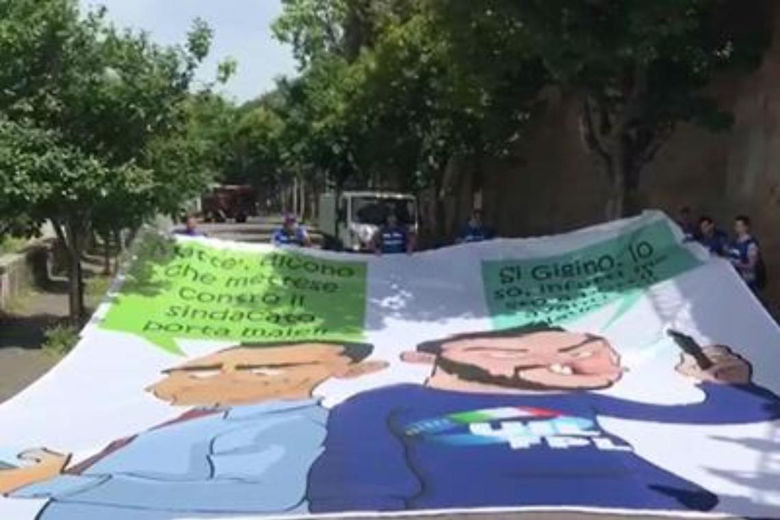 Roma, via striscione con Salvini e Di Maio