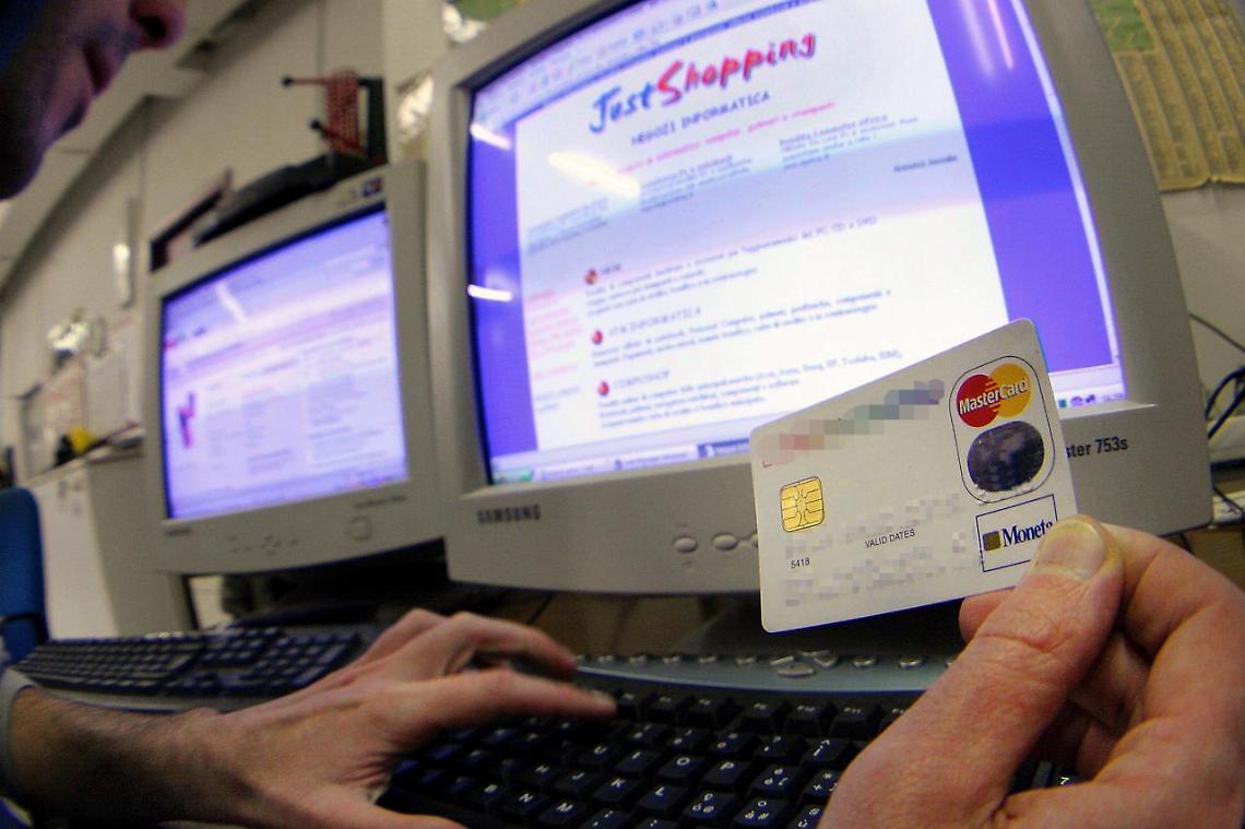Hacker beneventano vende biglietti ferroviari comprati con carta clonata