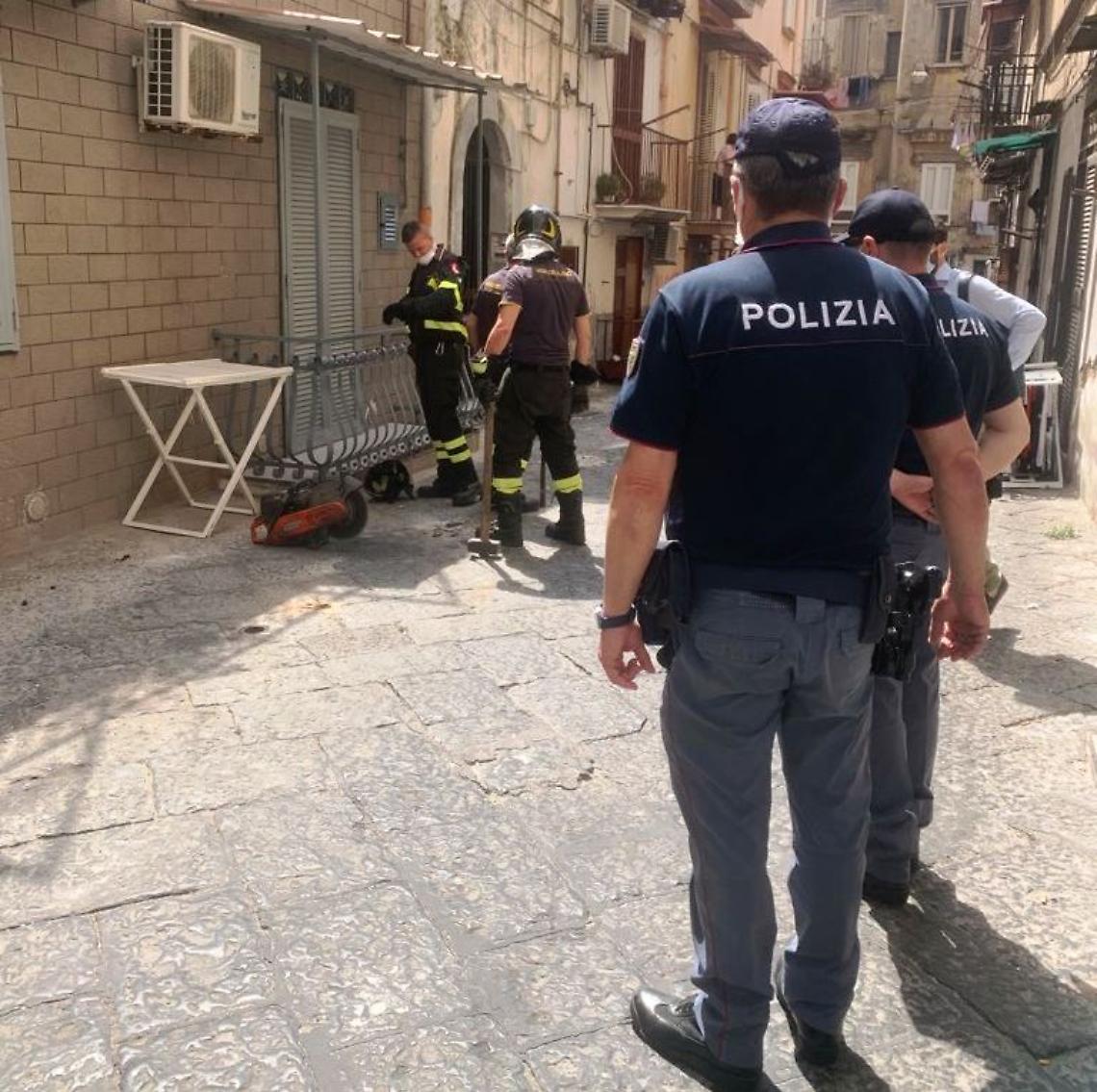 Teatro San Ferdinando, rimossi paletti abusivi e sequestrati 16 veicoli