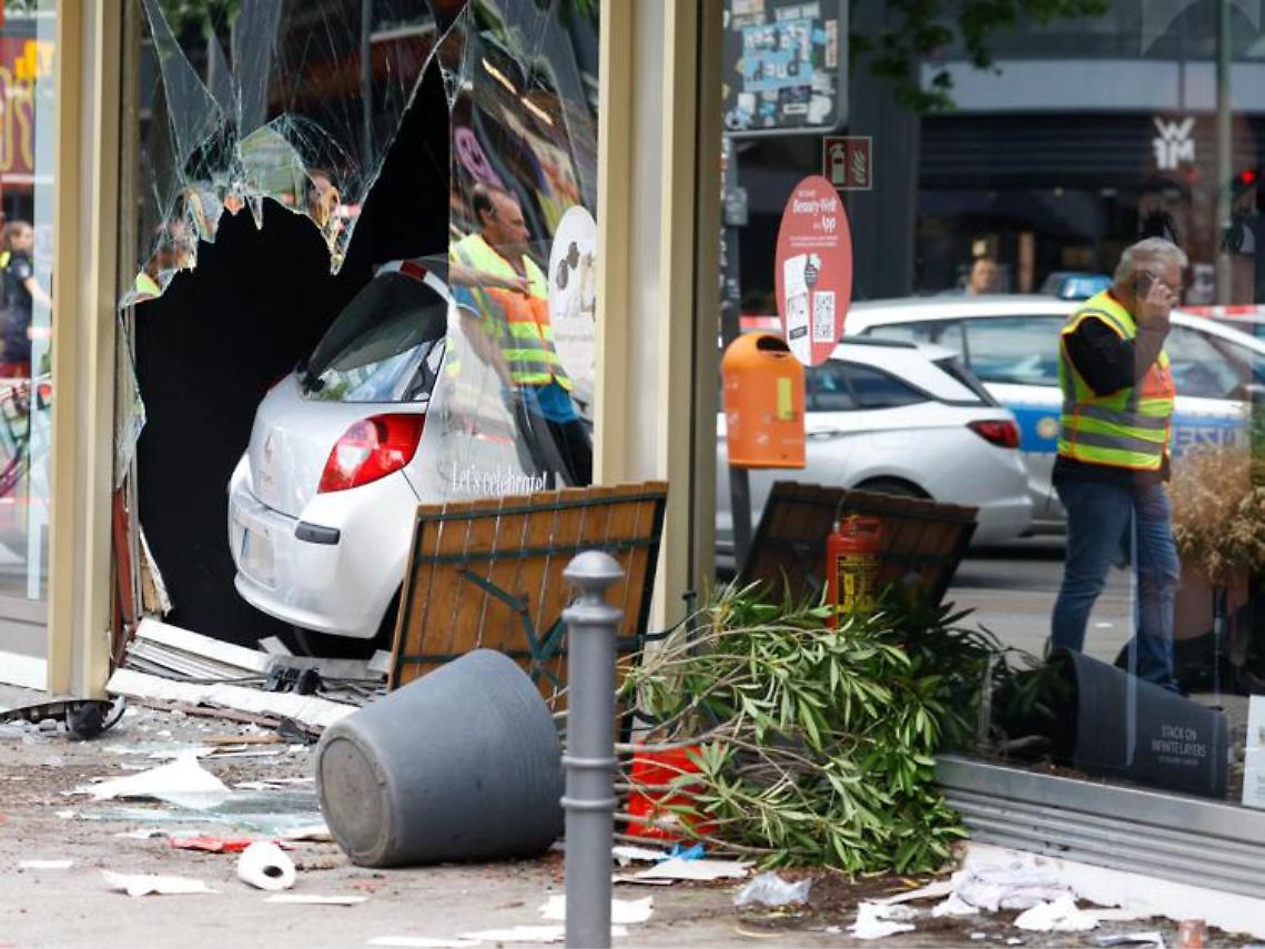 Auto sulla folla a Berlino, trovata rivendicazione