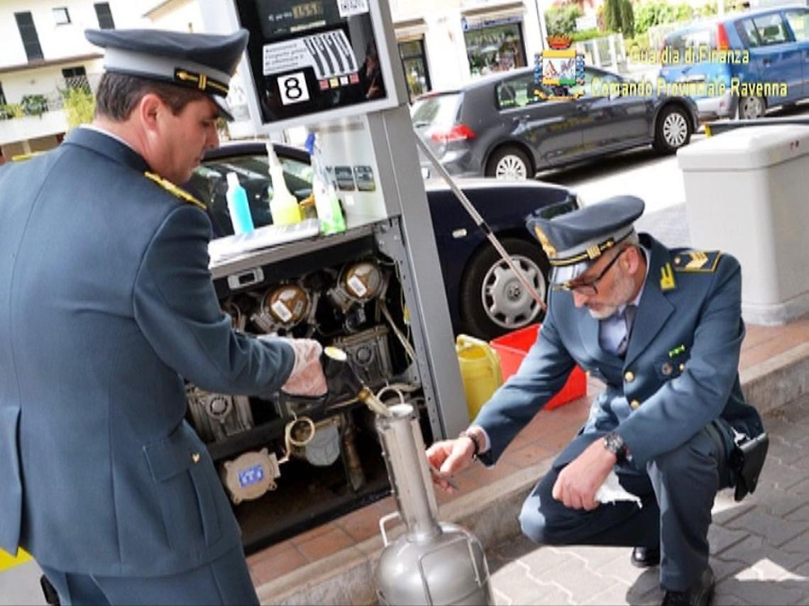 Traffico illecito di carburante, 49 indagati