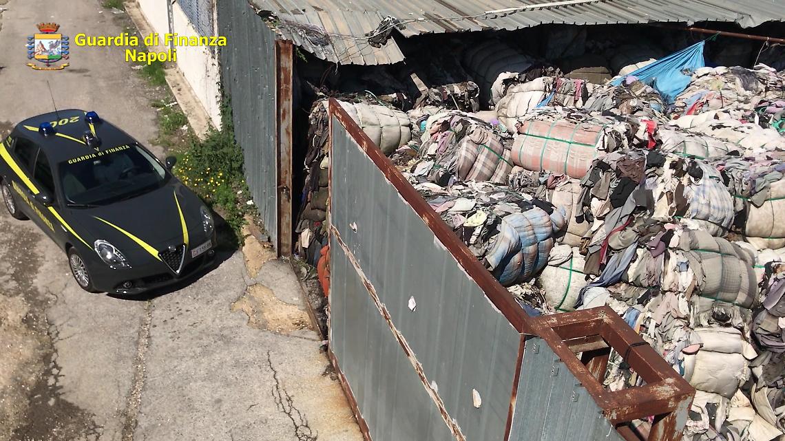 Tonnellate di rifiuti abbandonati nei capannoni di Napoli e provincia, 17 misure cautelari