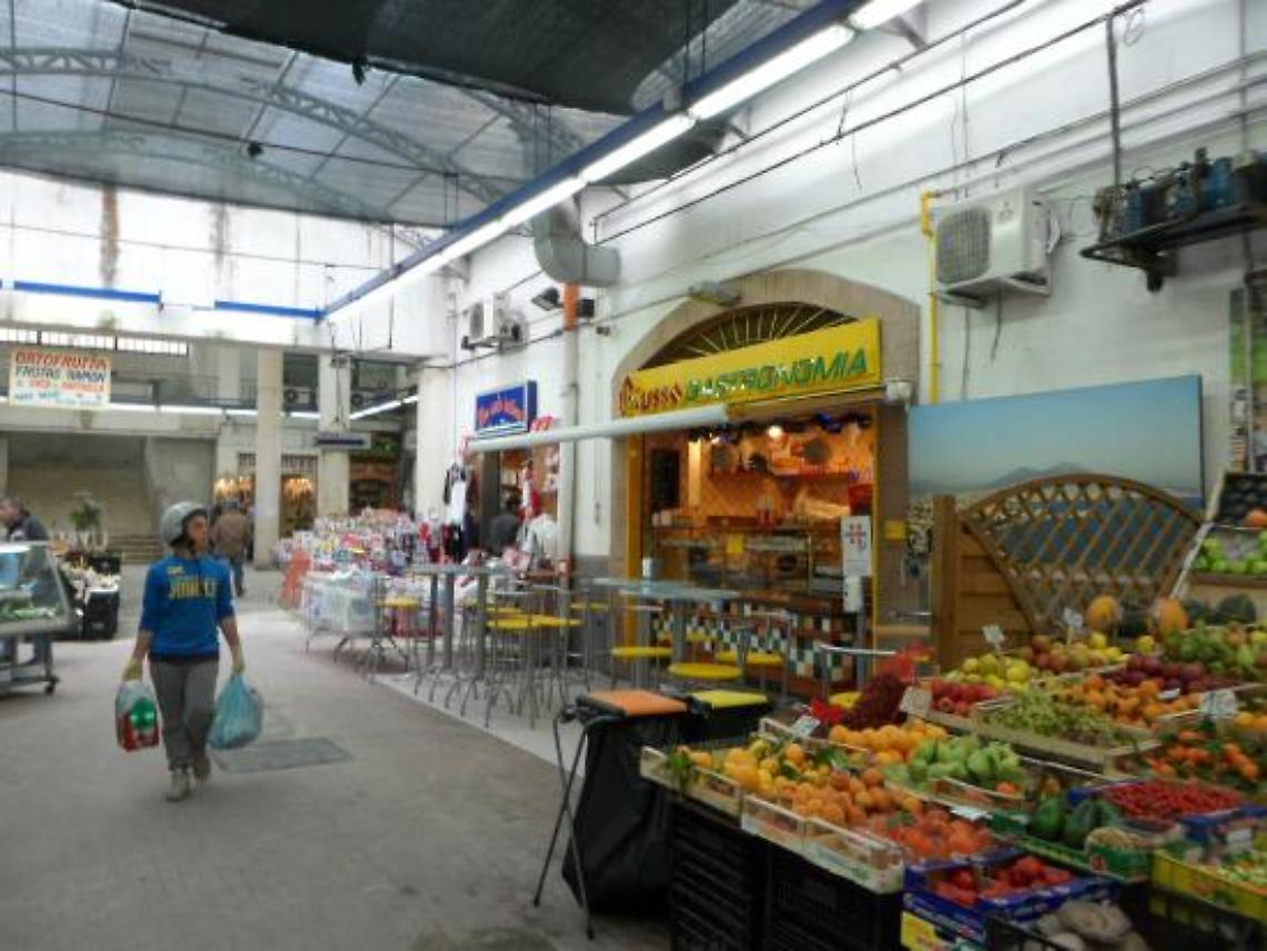 Mercatino di via Galiani, de Giovanni: intervenga l'assessore Galiero