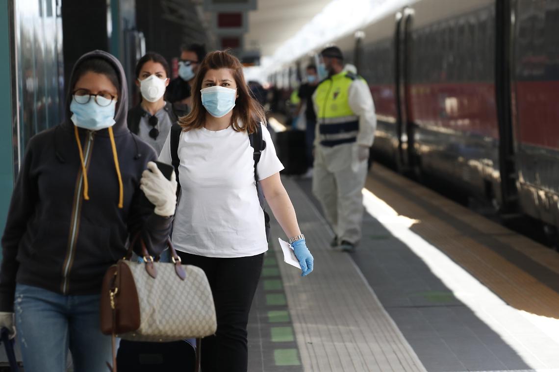 Fase 3 in Campania, mascherine su mezzi pubblici e nei terminal