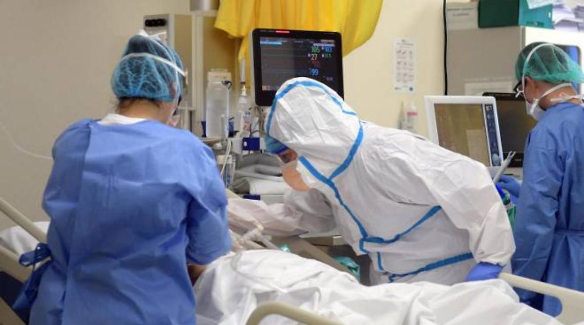 Muore a 15 anni travolta dalle rotaie  treno: «Si è arresa in ospedale tra le braccia dei medici»
