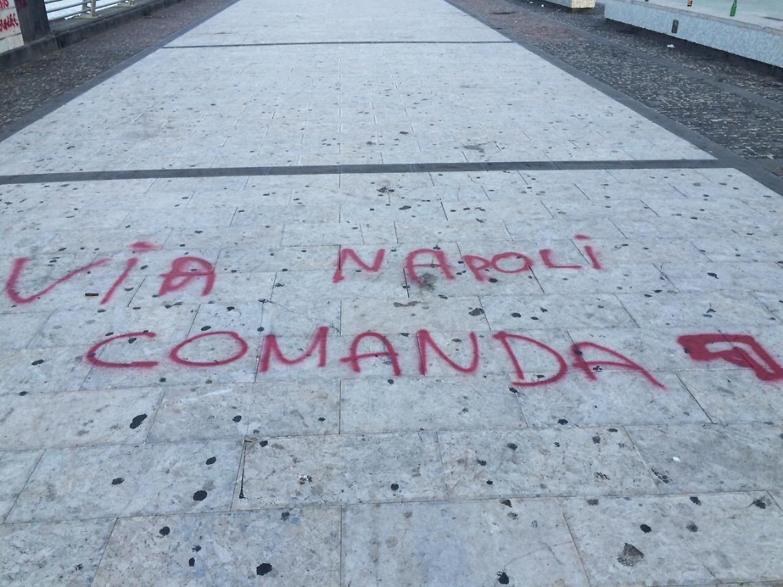 “Via Napoli comanda", pistola disegnata sul lungomare di Pozzuoli