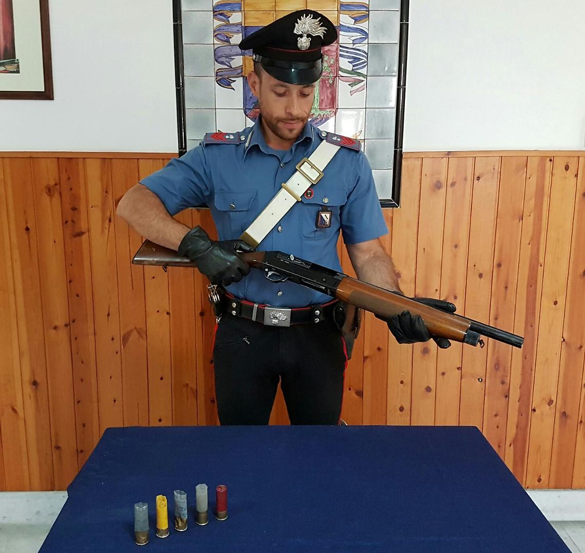 Sente l’allarme di casa, imbraccia il fucile e spara: denunciato 56enne a Mugnano