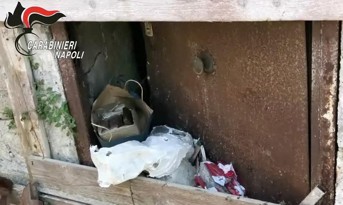 Scoperti nascondigli per la droga in centro e a Scampia: un arresto e sequestri
