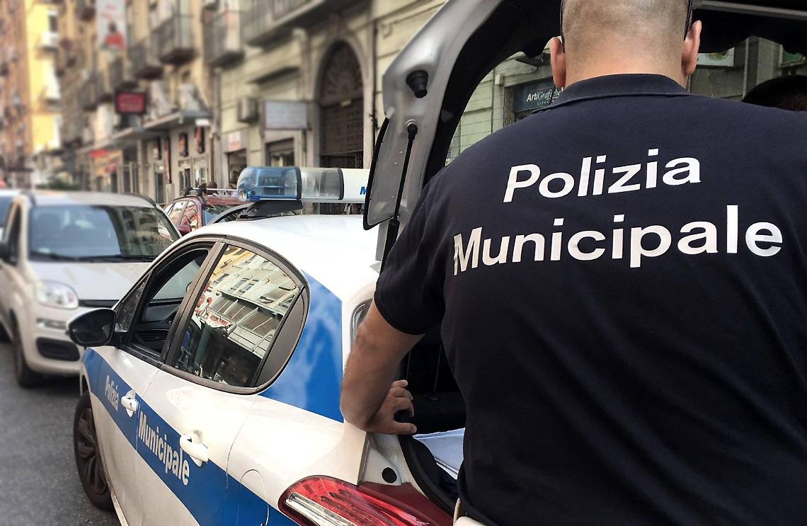 Controlli della polizia locale, agenti aggrediti