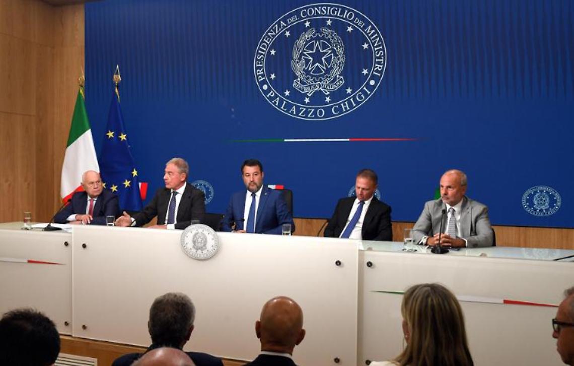 Misure per taxi e caro voli. Arriva prelievo su extraprofitti banche