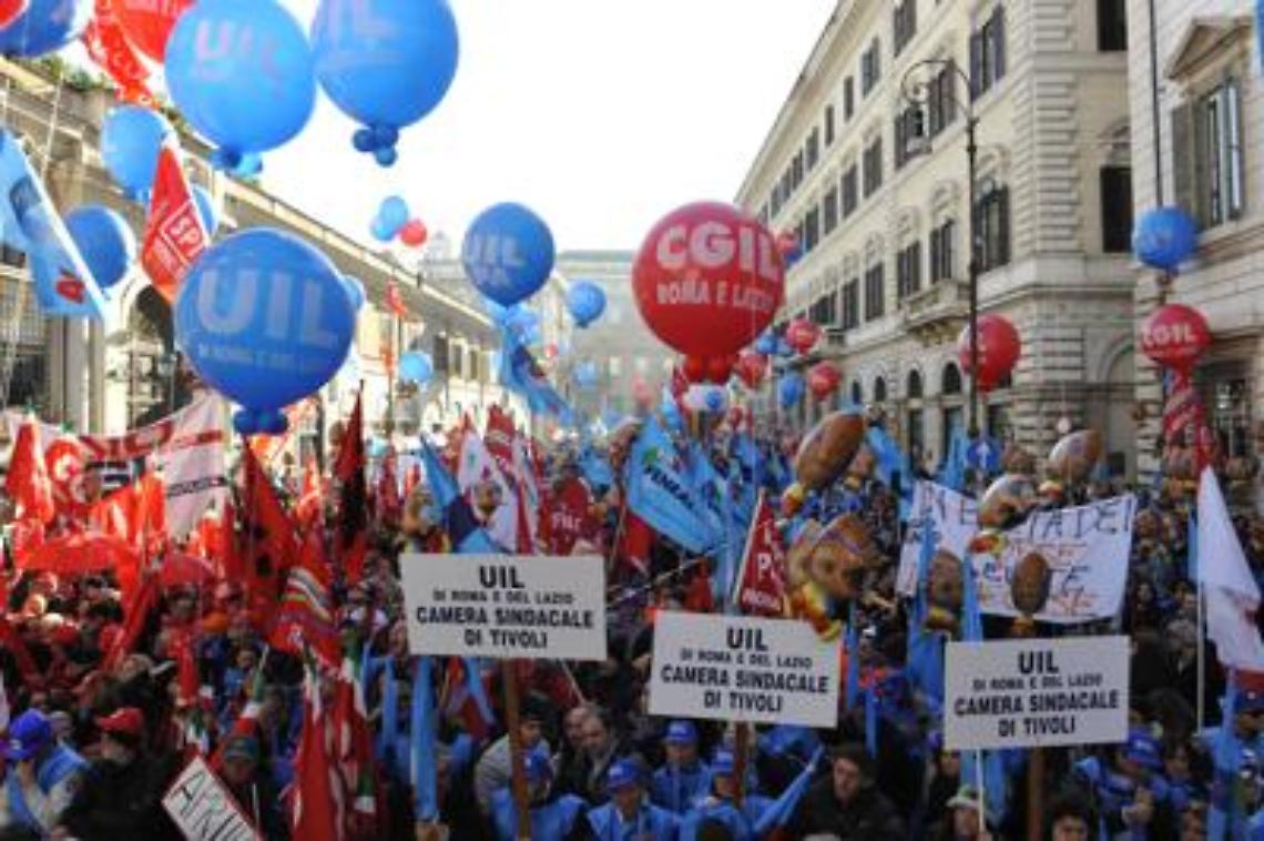 Proroga ammortizzatori sociali, Campania esclusa: la rabbia dei sindacati