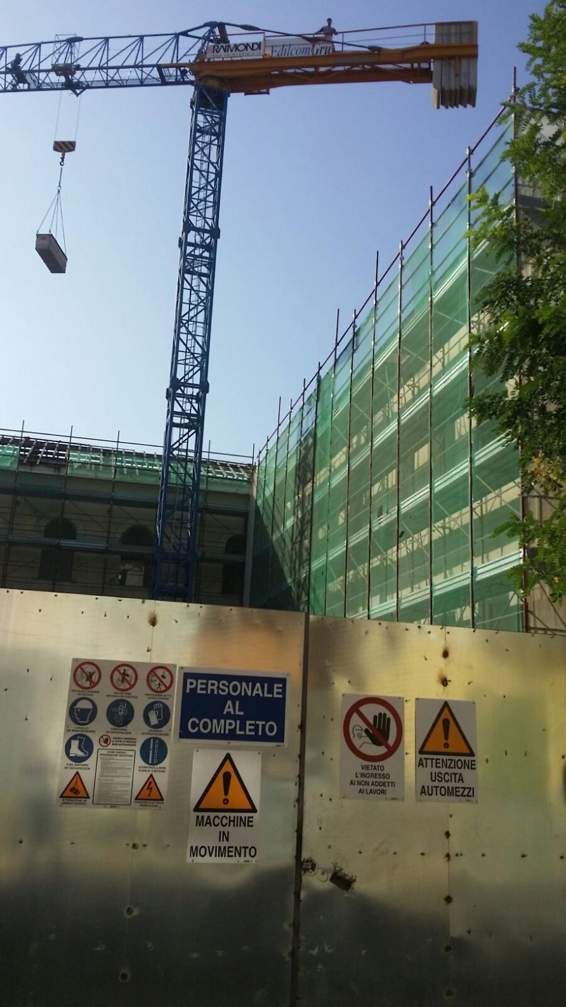 Acerra, continua la protesta dei Cub: lavoratore su una gru