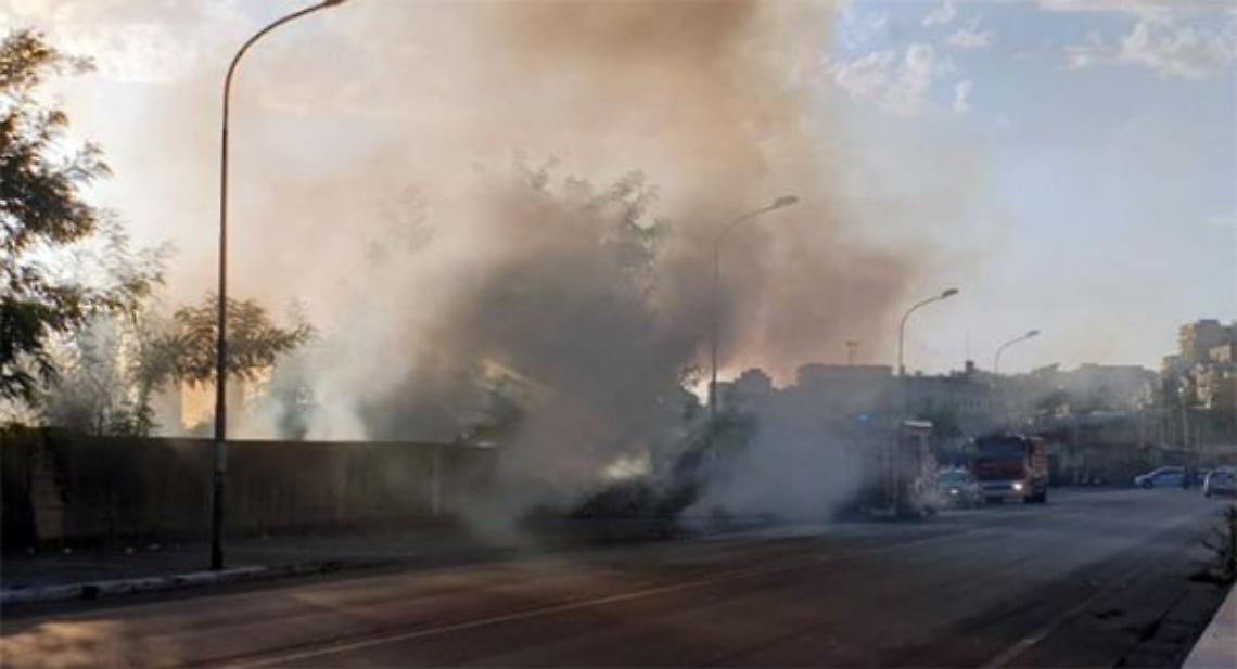 Fiamme nell'ex mercato ittico di Torre Annunziata