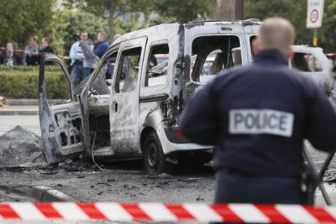 Francia, molotov contro auto della polizia: 2 agenti ustionati, uno è grave