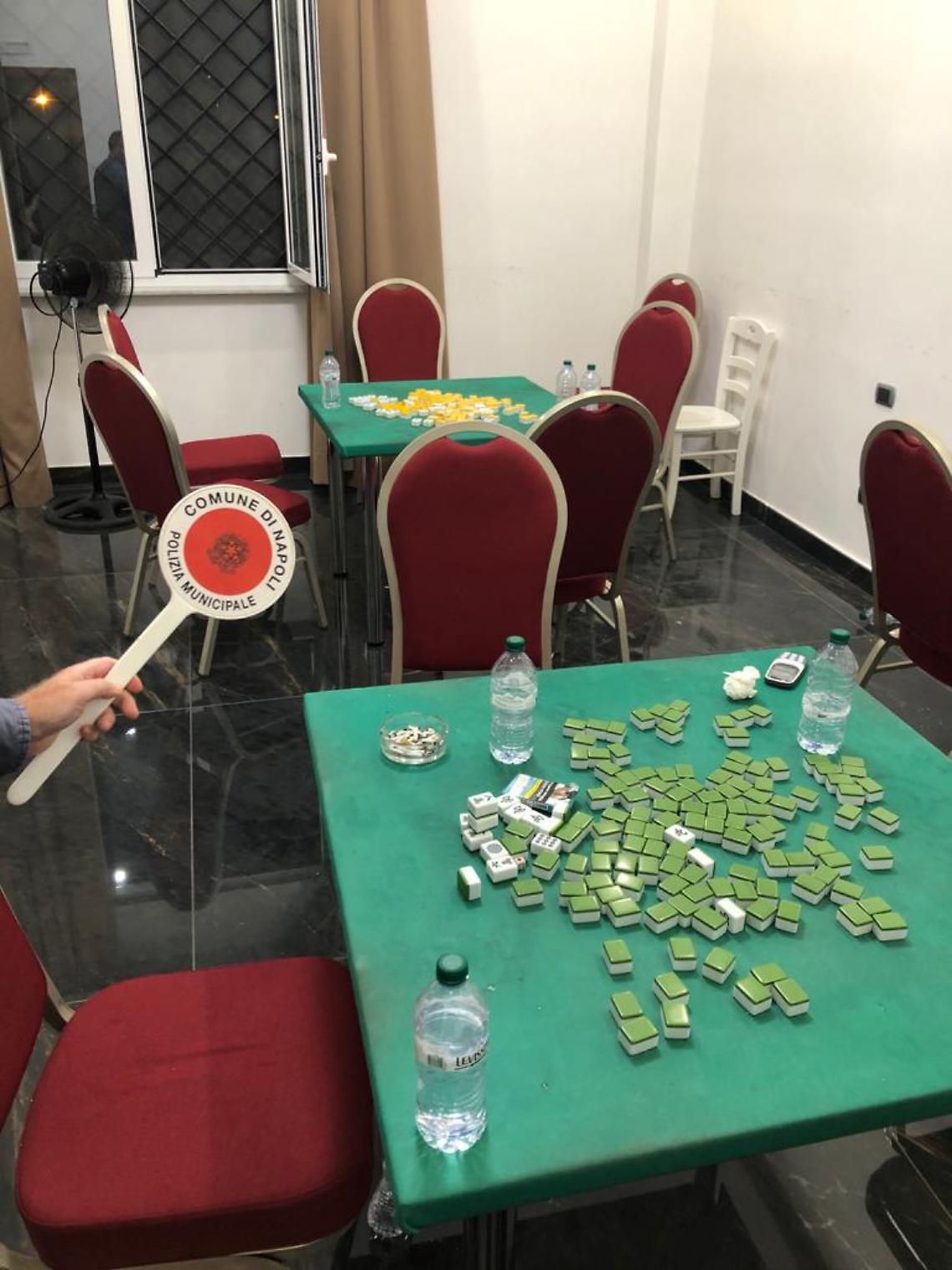 Napoli, scoperta bisca clandestina: sequestri e 6 denunce