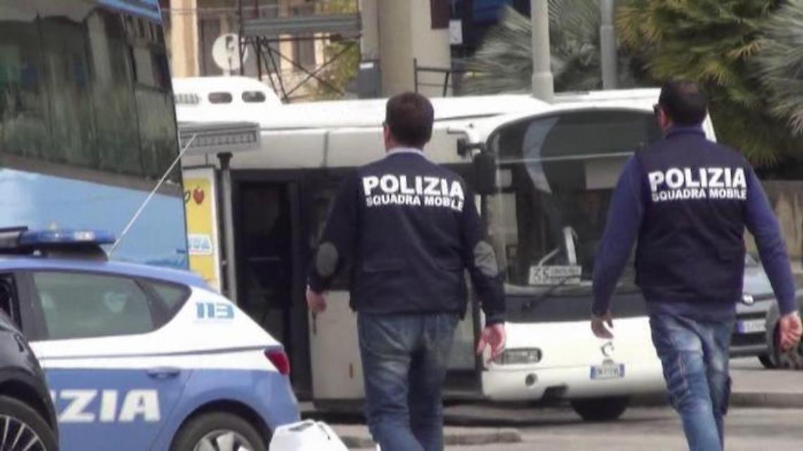 Armi, munizioni e refurtiva in casa: arrestata coppia