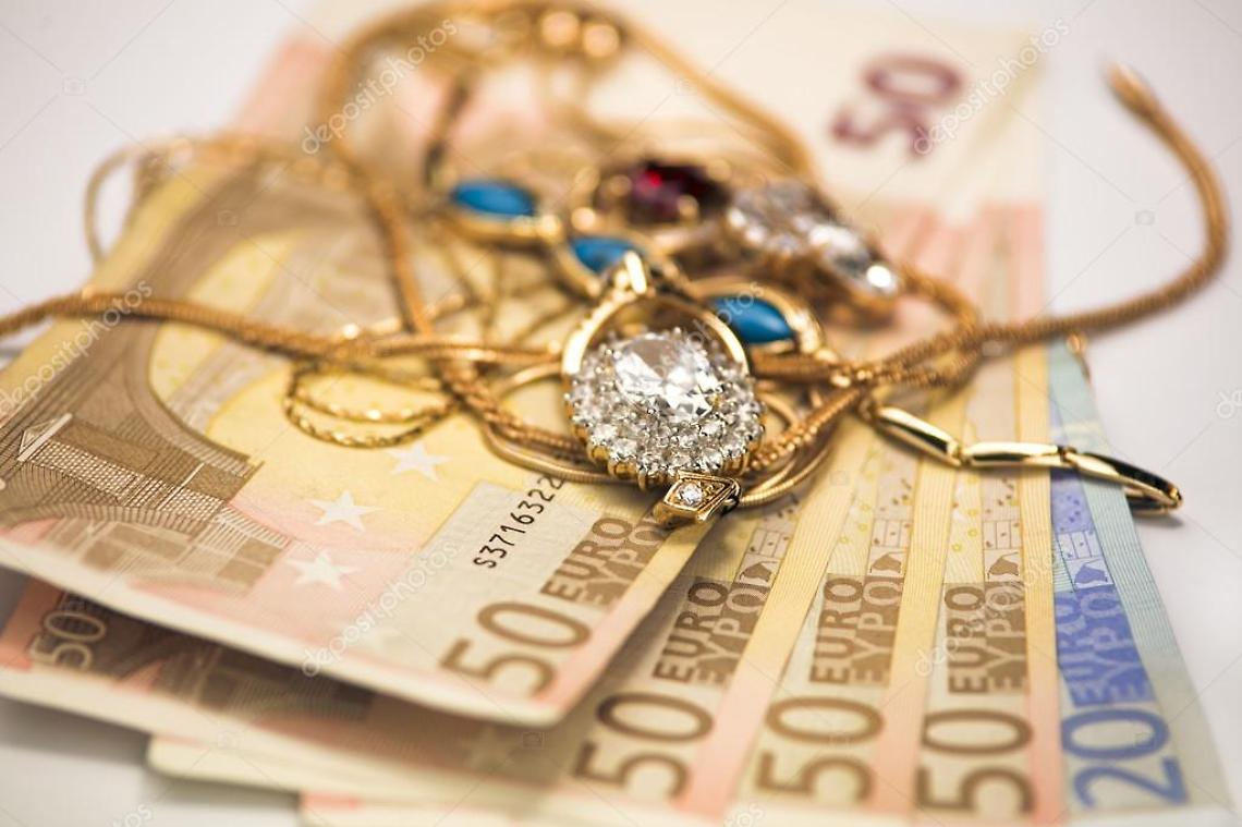 «Nonna, paga tu il pacco di mamma». Professoressa settantenne truffata per 4.500 euro a Castellammare