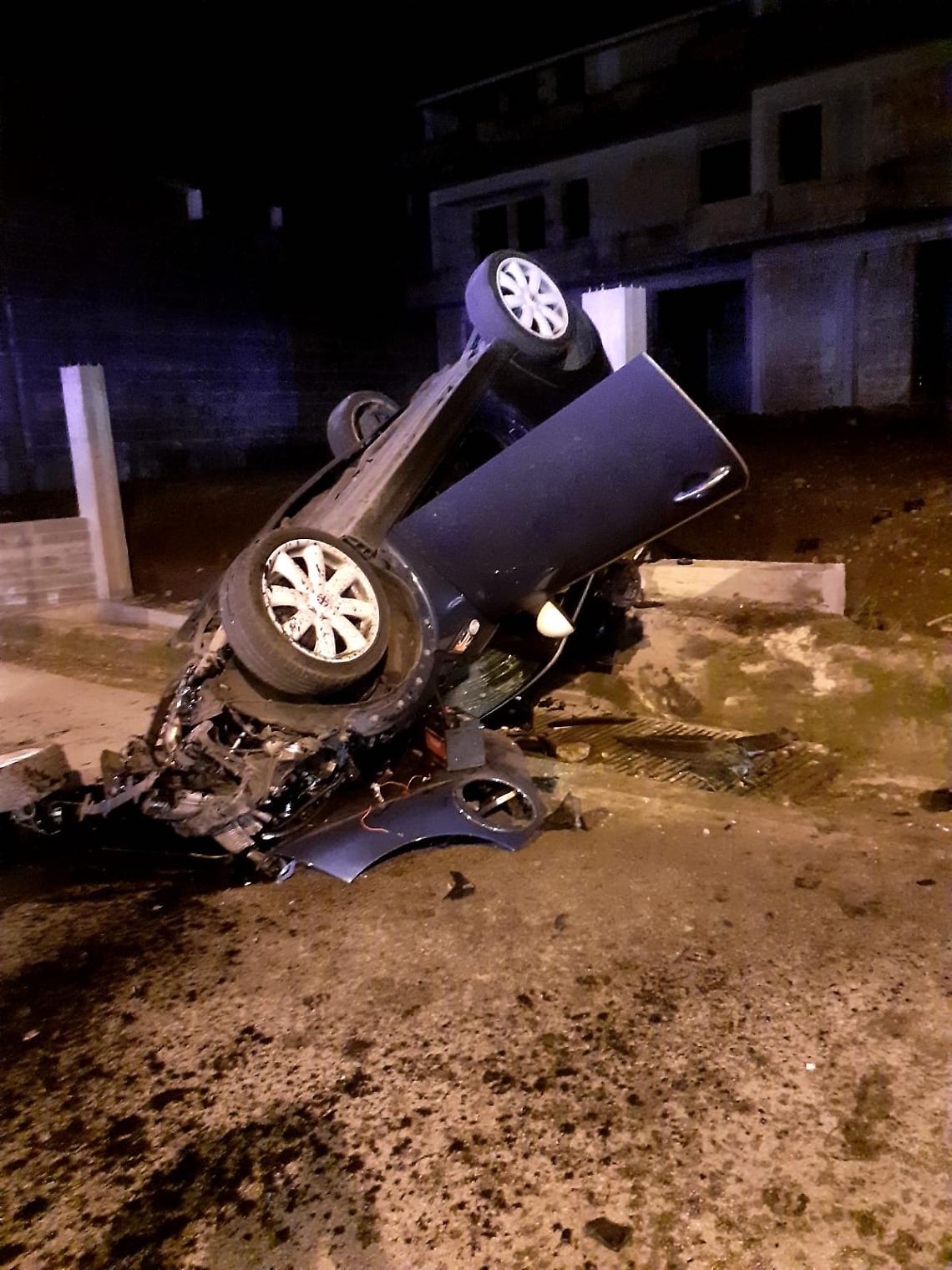 Auto contro muro: muore un 16enne