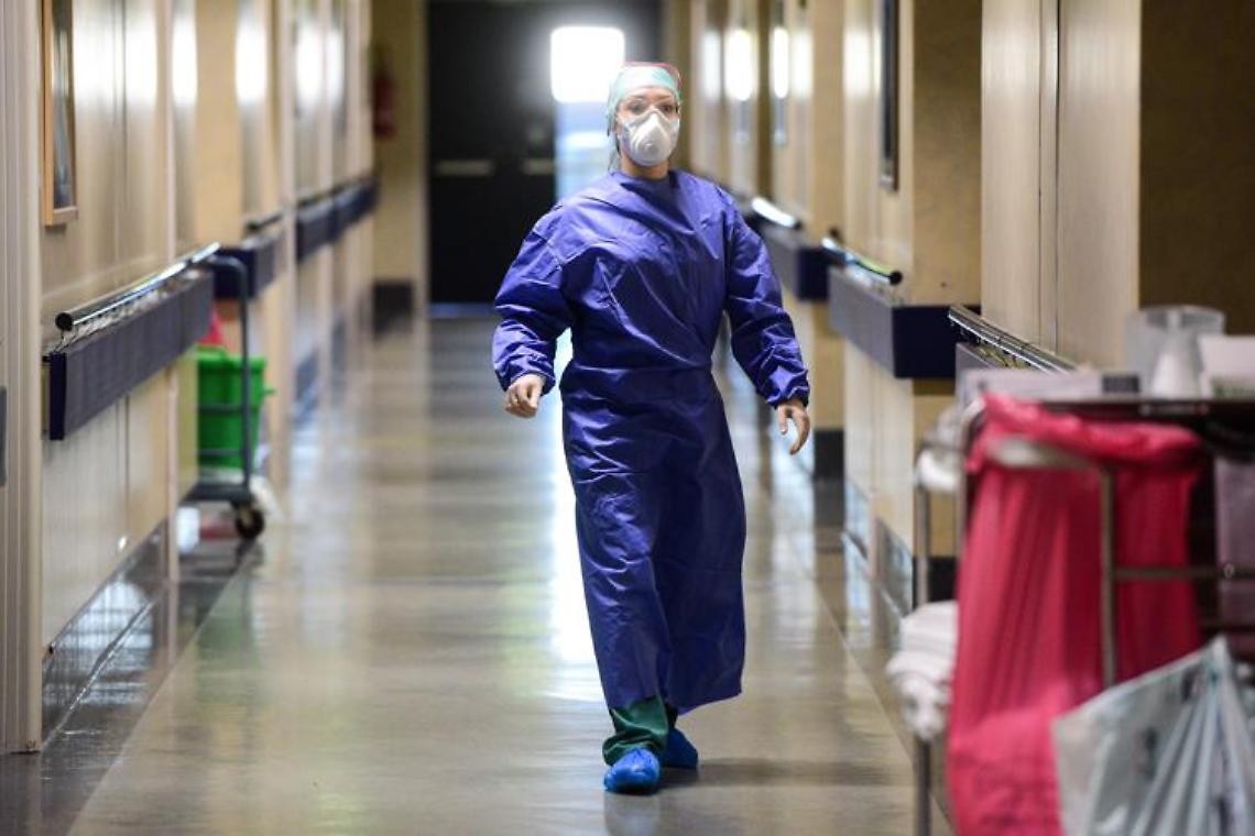 Attende troppo al Pronto soccorso e tenta di strangolare medico